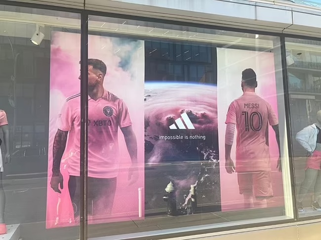 Messi Mania is in full swing around America as huge posters pop up in New York's flagship adidas store - Bóng Đá