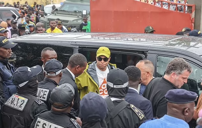 Kylian Mbappe is escorted by an ARMOURED CONVOY as he visits his father's native Cameroon - Bóng Đá