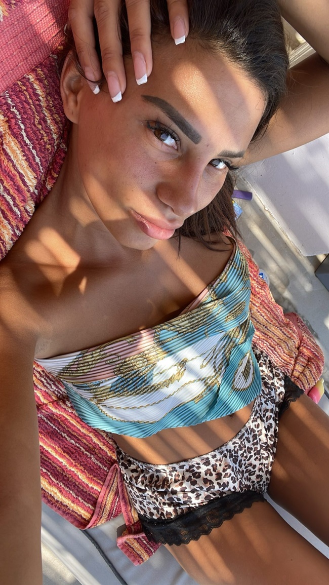 Kalvin Phillips soaks up the sun with bikini-clad beauty queen as Man City star enjoys summer break in Mykonos - Bóng Đá