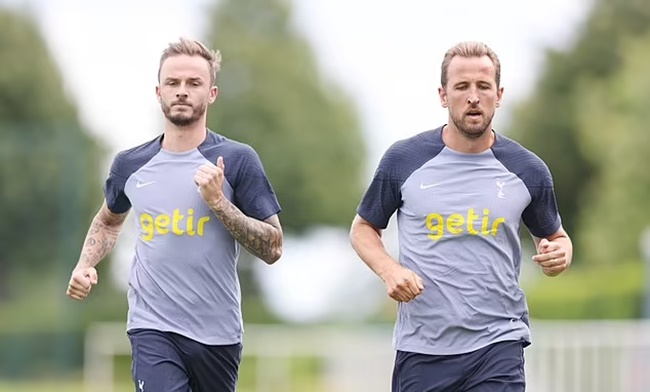 Harry Kane looks focused as he reports back for Tottenham training - Bóng Đá