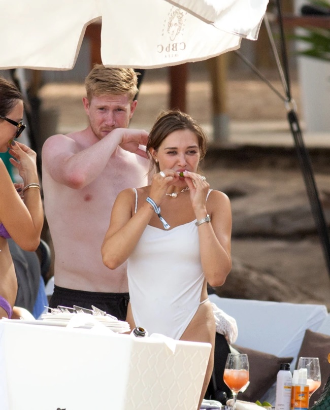 Kevin De Bruyne downs shots on romantic holiday with wife Michele Lacroix - Bóng Đá