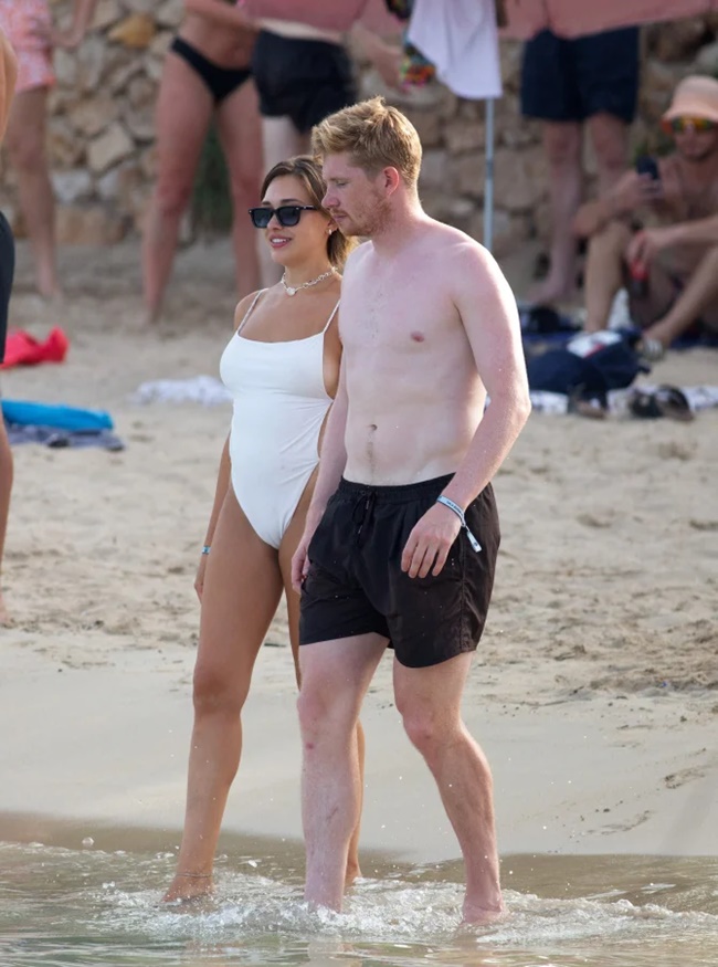 Kevin De Bruyne downs shots on romantic holiday with wife Michele Lacroix - Bóng Đá