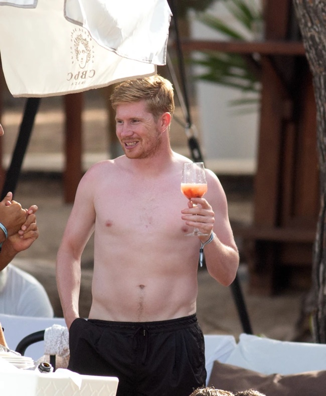 Kevin De Bruyne downs shots on romantic holiday with wife Michele Lacroix - Bóng Đá
