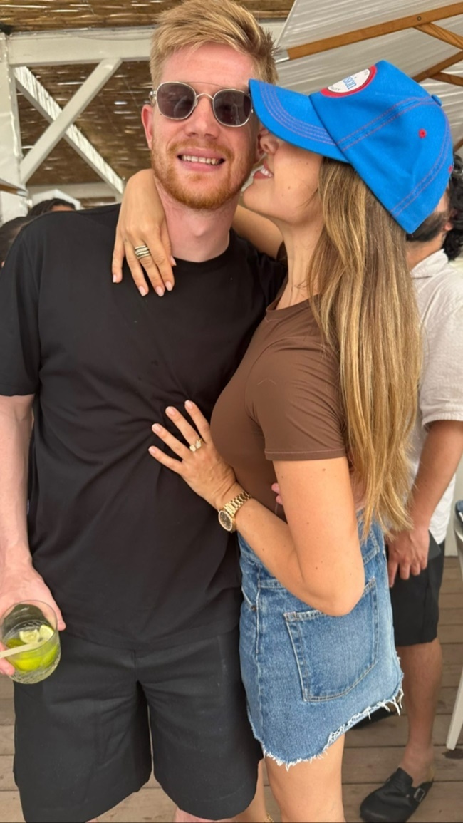 Kevin De Bruyne downs shots on romantic holiday with wife Michele Lacroix - Bóng Đá
