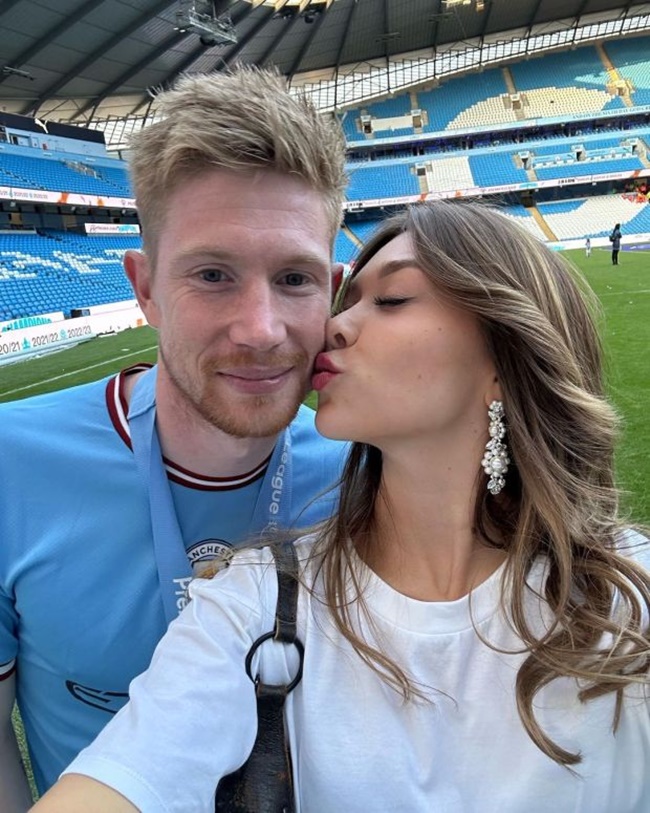 Kevin De Bruyne downs shots on romantic holiday with wife Michele Lacroix - Bóng Đá