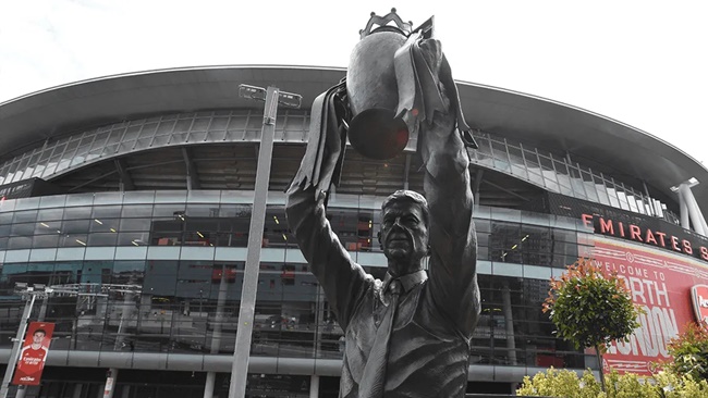 Arsenal dựng tượng Wenger.