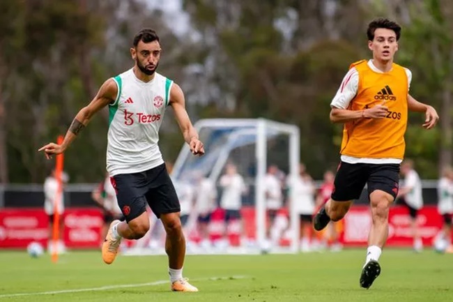 Bruno Fernandes names SEVEN Man Utd players with 