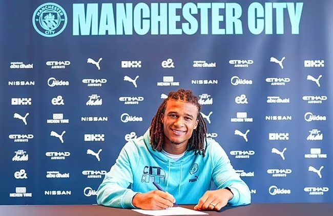 Ake đồng ý gia hạn hợp đồng với Man City.