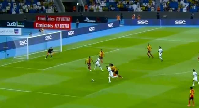 Karim Benzema score stunning goal on Al-Ittihad debut - Bóng Đá