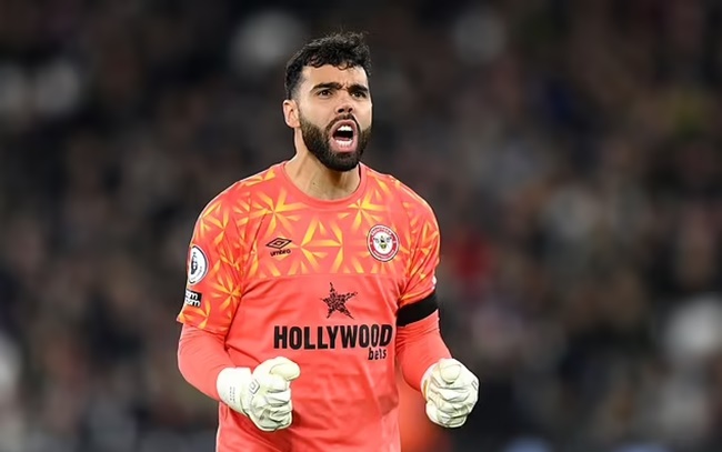 Arsenal quan tâm Raya.