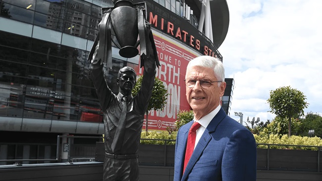 Arsene Wenger's emotional reaction to seeing his statue outside of Arsenal's stadium - Bóng Đá