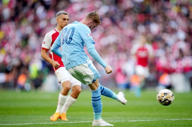 Palmer lập siêu phẩm ngay sau khi vào sân, qua đó giúp Man City dẫn trước Arsenal.