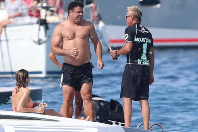 Ronaldo’s Wag Celina Locks, 33, stuns in barely-there bikini as loved-up couple share smooch in the sea - Bóng Đá