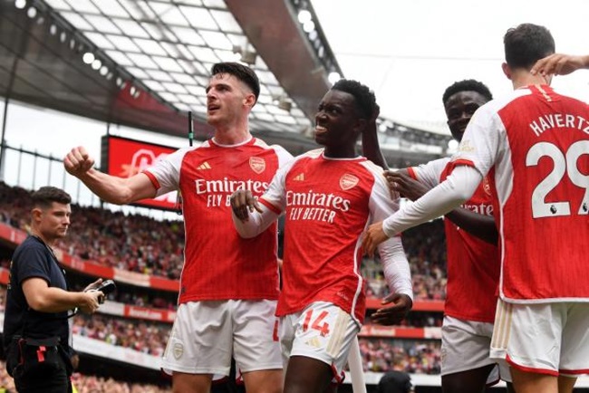 Arsenal thắng vất vả.