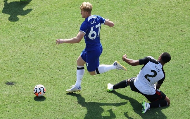 Chelsea gật đầu bán Hall cho Newcastle.