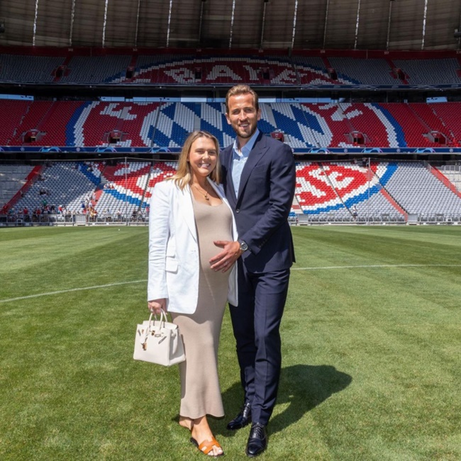 Harry Kane’s wife posts touching pics of family’s arrival in Germany as kids play on pitch and pose on Bayern team bus - Bóng Đá