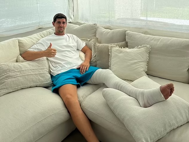 Thibaut Courtois, 31, has undergone surgery on a serious knee ligament injury  - Bóng Đá