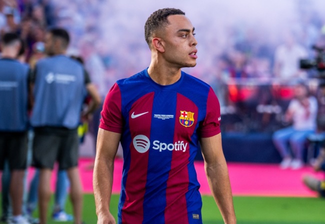 FC Barcelona and PSV Eindhoven have reached an agreement for the loan of the player Sergiño Dest - Bóng Đá