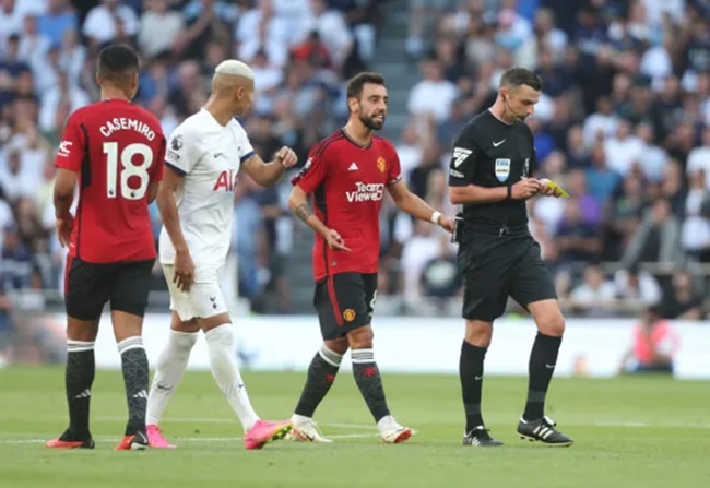 Erik ten Hag told to strip Bruno Fernandes of Manchester United captaincy after referee outburst - Bóng Đá