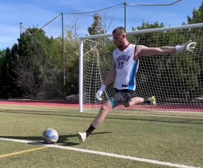 David de Gea has shared a training video as he keeps himself in shape - Bóng Đá