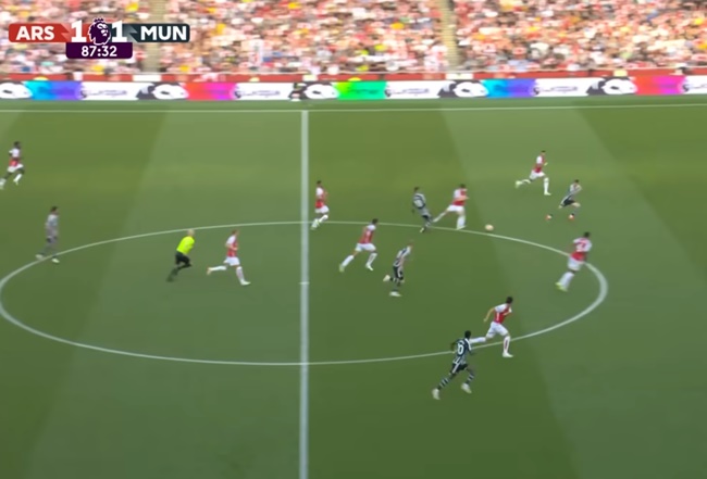 2 khoảnh khắc gây thót tim ở trận Arsenal - Man Utd - Bóng Đá