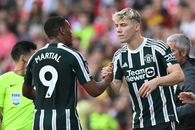 Hojlund vừa đá trận đầu cho Man Utd.