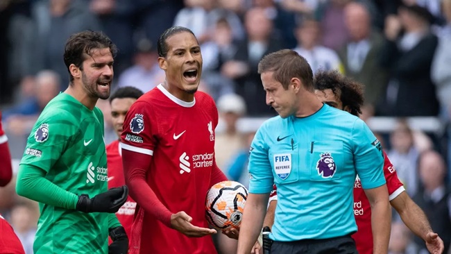 Virgil van Dijk has been suspended for one match and fined £100,000 - Bóng Đá