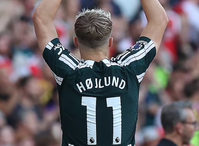 Why Manchester United couldn't sell Rasmus Hojlund's shirt for over a month - Bóng Đá