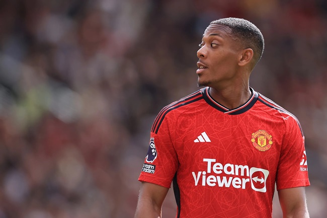 Martial has turned up for training at the wrong time - Bóng Đá