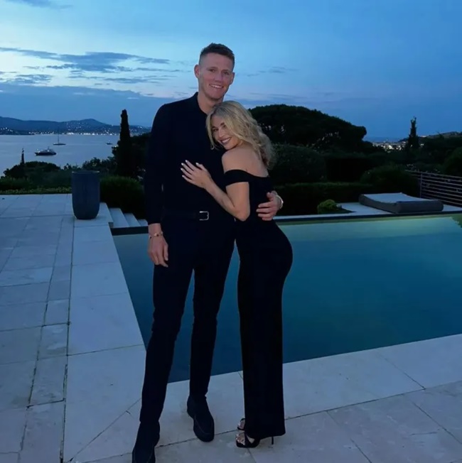 Scott McTominay’s glamorous Wag sizzles in bikini leaving fellow Man Utd Wag awestruck - Bóng Đá