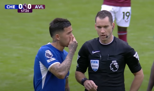 Malo Gusto SENT OFF for horror tackle on Aston Villa’s Lucas Digne - Bóng Đá