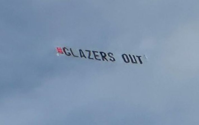 Manchester United fans fly ‘Glazers Out’ banner over Raymond James Stadium before Buccaneers game - Bóng Đá