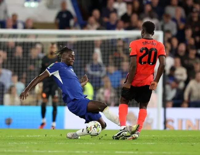 Chelsea AND Brighton fans fume after finding out Carabao Cup has no VAR as both teams suffer refereeing controversy - Bóng Đá