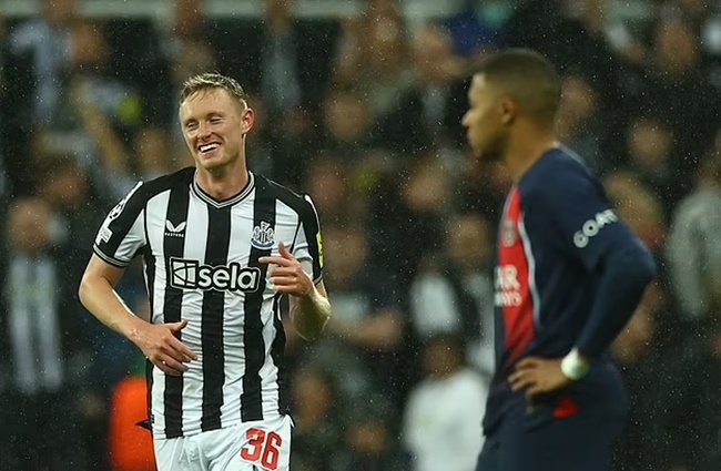 Longstaff tiết lộ muốn xin áo của Mbappe.
