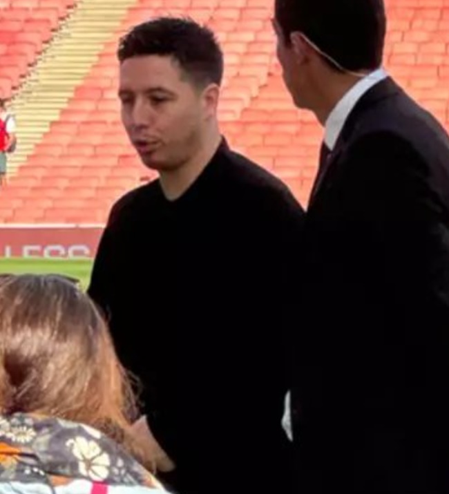 New video shows Samir Nasri looking shaken as he’s confronted by angry Arsenal fan - Bóng Đá