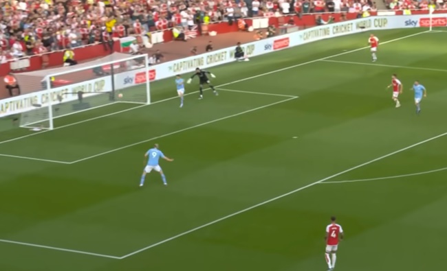 Một tình huống hú vía cho Arsenal bởi bóng chỉ trúng vào mép lưới khung thành và đi ra ngoài. Pha bóng ấy chưa khiến Arsenal trả giá nhưng là lời cảnh tỉnh cho khả năng chơi chân của Raya.