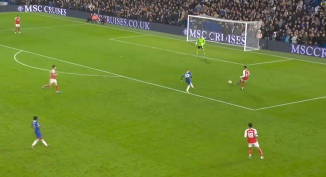 Điều tương tự lại diễn ra với ngôi sao 28 tuổi trong chuyến hành quân đến sân Stamford Bridge gặp Chelsea. Trước việc bị Chelsea tạo sức ép, Magalhaes lại chuyền về cho Raya như một điều quen thuộc.
