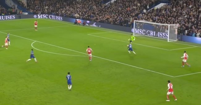 Raya lần này bình tĩnh, xử lý nhanh hơn và quyết định hướng trái bóng lên cho Declan Rice.