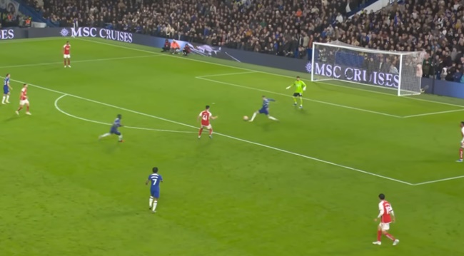 Song, Cole Palmer lại rất nhanh nhẹn để lao đến cắt bóng. Arsenal trải qua một phen rối loạn vì khung thành rơi vào thế báo động.