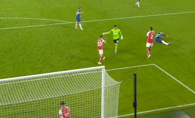 Thủ thành Tây Ban Nha tiếp tục khiến Arsenal thót tim vì phẩm chất luân chuyển bóng bằng chân của mình. Jorginho liền động viên đồng đội trong bối cảnh tâm lý của chàng tân binh ít nhiều bị ảnh hưởng.