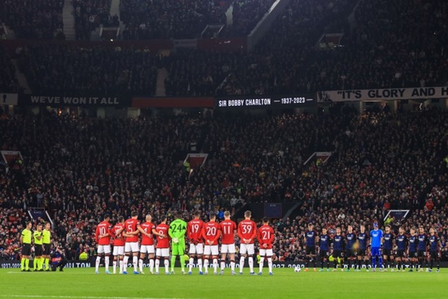 Man Utd pays tribute to Sir Bobby Charlton before Champions League clash - Bóng Đá
