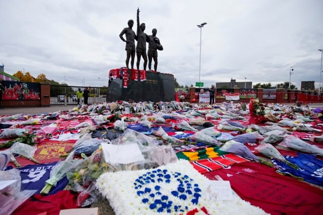 Man Utd pays tribute to Sir Bobby Charlton before Champions League clash - Bóng Đá