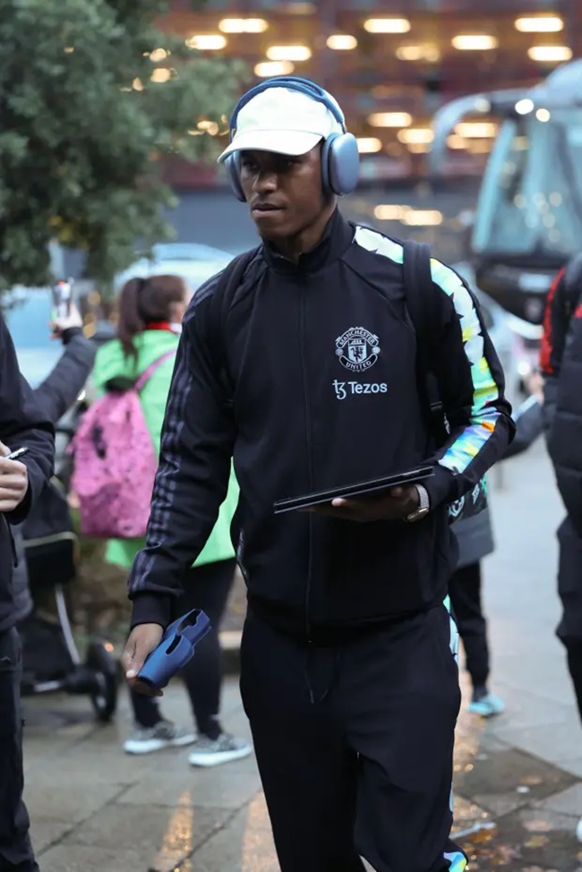 Man Utd board train ahead of Fulham clash - Bóng Đá