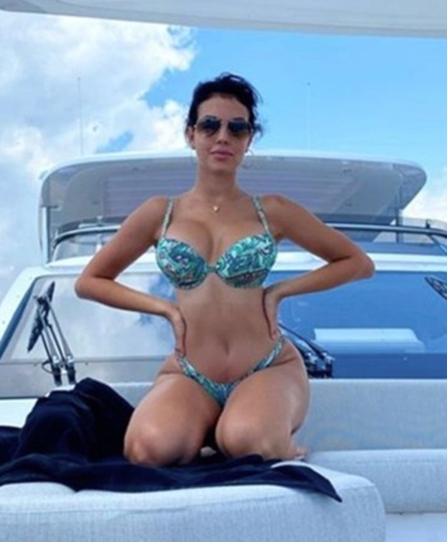 Cristiano Ronaldo’s Wag Georgina Rodriguez flaunts curves in skin-tight white outfit  - Bóng Đá