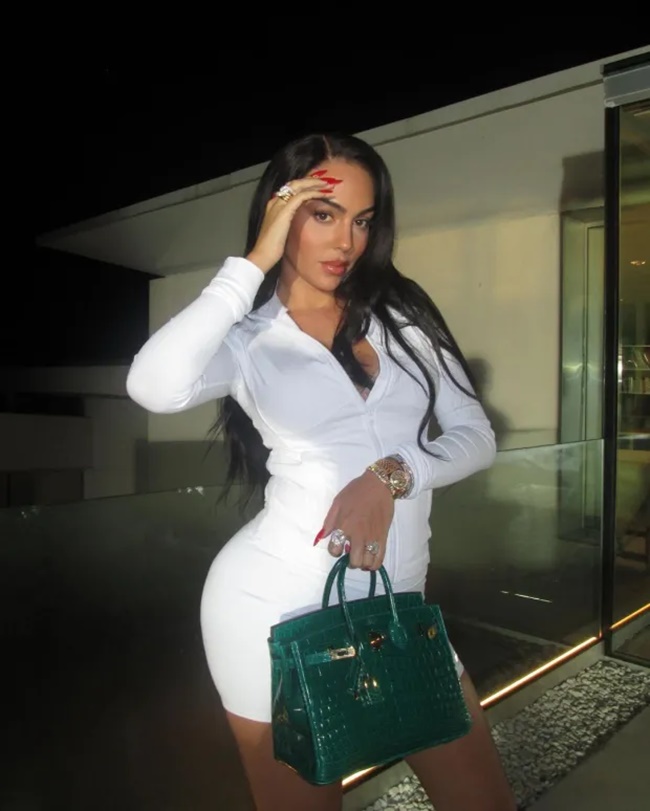 Cristiano Ronaldo’s Wag Georgina Rodriguez flaunts curves in skin-tight white outfit  - Bóng Đá