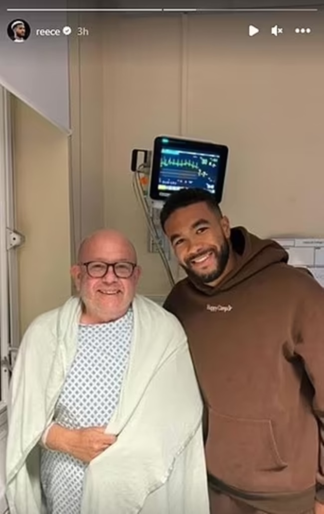 Reece James visits Chelsea fan in hospital who 'died for 20 minutes' after suffering a heart attack in the stands - Bóng Đá