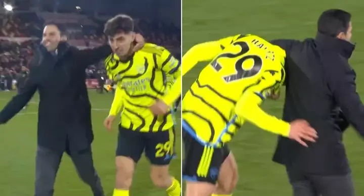 Mikel Arteta gets Kai Havertz in headlock and takes him over to Arsenal's travelling supporters - Bóng Đá