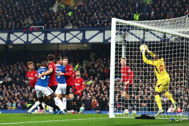 Andre Onana helps Man Utd reach Premier League record against Everton - Bóng Đá