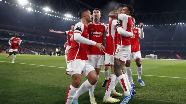 Chaos as Arsenal stars have SEAT thrown at them with lighters also launched from stands in clash against Lens - Bóng Đá