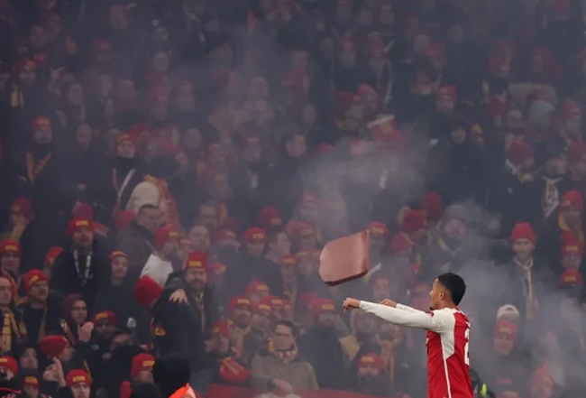 Chaos as Arsenal stars have SEAT thrown at them with lighters also launched from stands in clash against Lens - Bóng Đá